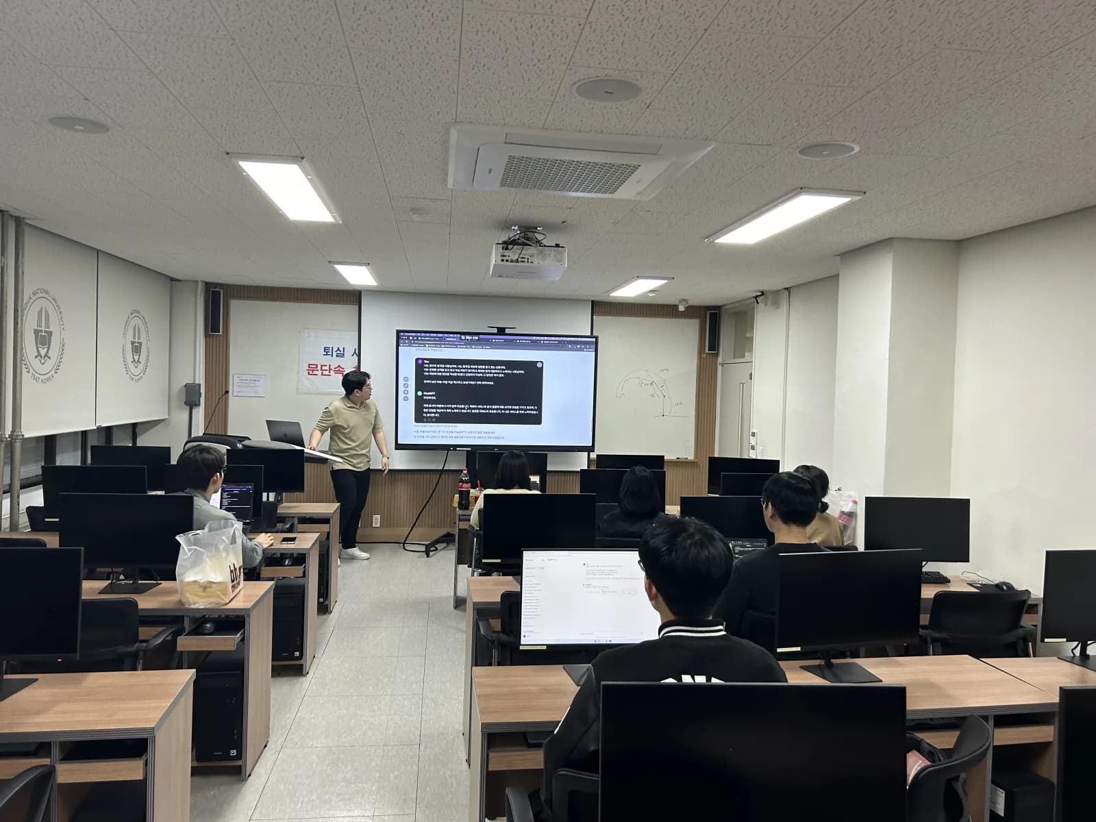 전북대학교 교육 현장에서 수강생과 수업하는 스타트업코드 강사