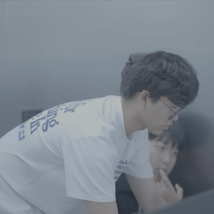 교육 현장에서 수강생을 돕는 스타트업코드 강사