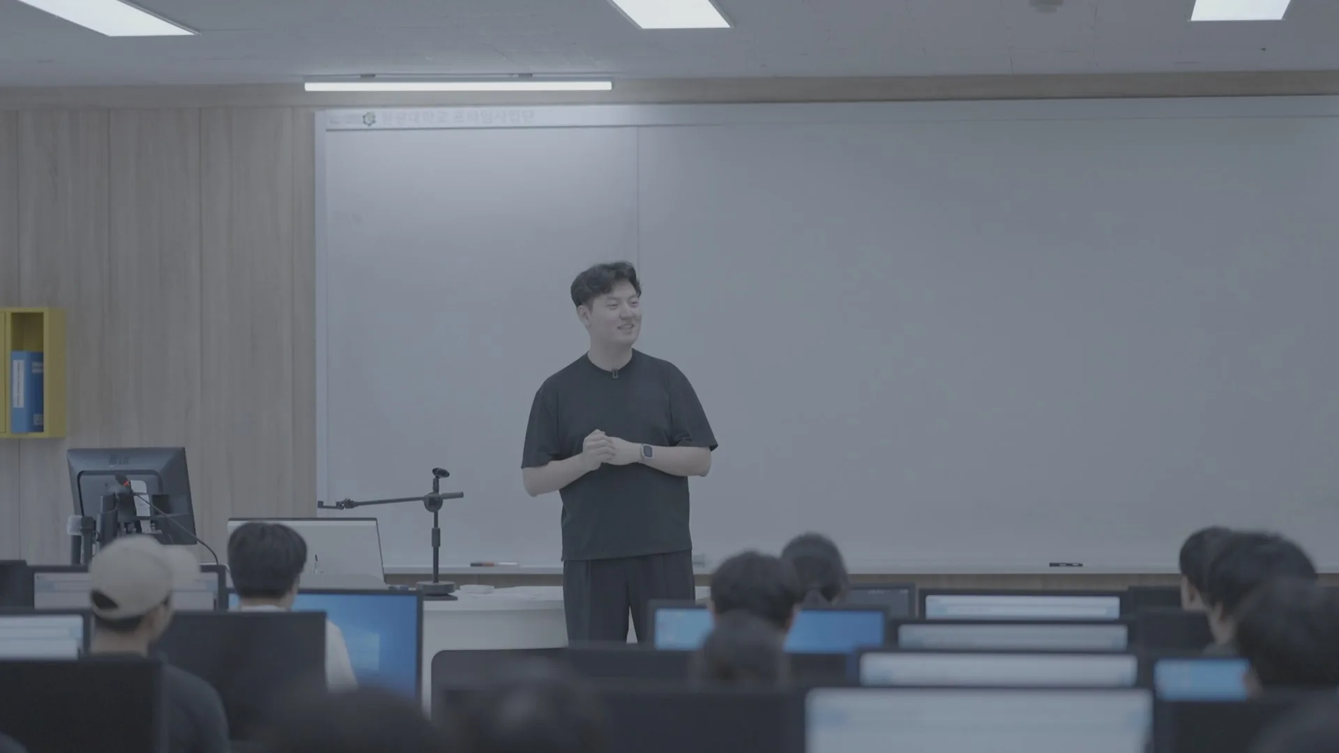 교육 현장에서 수강생 앞에 선 스타트업코드 강사